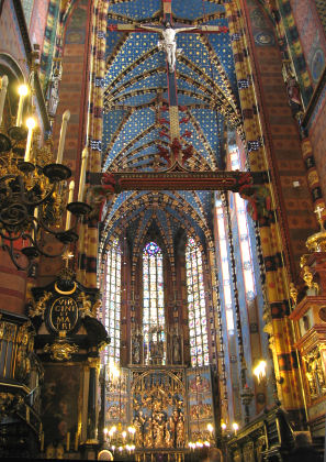 Das �ppig geschm�ckte Hauptschiff der gotischen Marienkirche 