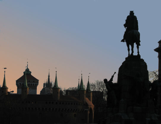 Reiterstandbild vor der Silhouette von Krakau 