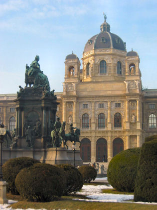 Das klassizistische Geb&auml;ude des Kunsthistorischen Museums mit dem Maria-Theresia-Denkmal