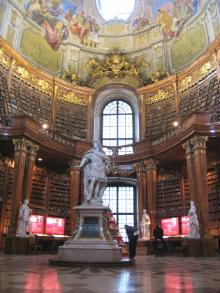 Im Prunksaal der Nationalbibliothek - ein Meisterwerk barocker Architektur